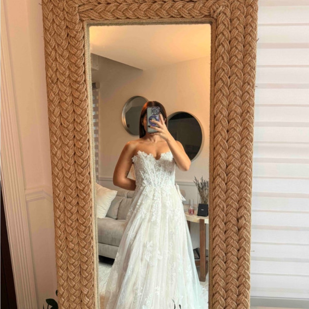 Elegant Lace Wedding Gown - Picture 5 of 6